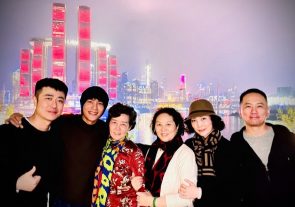 陈坤回重庆打卡网红景点，与家人合影妈妈出镜