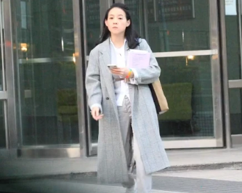 有狗仔曝光曾志伟女儿曾宝仪和男友林明谦外出聚餐的画面