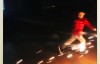 【美天棋牌】姚晨晒出儿子开心玩烟花的照片 结果网友艾特了中国消防