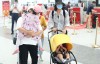 【美天棋牌】朱丹带儿女乘机妈妈力max 一路推婴儿车小心呵护