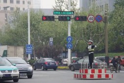 【美天棋牌】中国最奇葩的一条公路 1公里有31组红绿灯