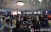【美天棋牌】国家杯国际扑克主赛乙组陈小龙领跑，79人晋级复赛