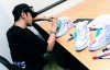 【美天棋牌】罗志祥亲自设计球鞋涂鸦 认真专注的样子好帅气