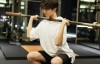 【美天棋牌】王俊凯举铁健身 小腿修长手臂肌肉紧实