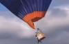 【美天棋牌】西安一景区热气球带飞工作人员 引起围观者惊呼