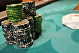 【美天棋牌】关于德州扑克资金管理的3个错误认知