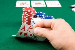 【美天棋牌】德州扑克重要的是范围，而不是底牌