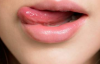 【美天棋牌】女人舔嘴唇是什么意思 女生回复撇嘴表情代表