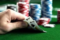 【美天棋牌】如何游戏限注德州扑克的河牌圈