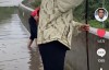 【美天棋牌】51岁演员现身县城通下水道，赤脚踩污水中太卖力，被偶遇很接地气