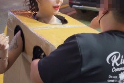 【美天棋牌】韩国AV女优闹区全裸上街!只罩「四洞箱子衣」任人摸胸…画面好重咸【EV扑克官网】