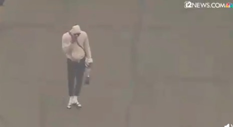 【美天棋牌】詹姆斯得知科比去世后当场泪崩 与友人抱在一起痛哭 【美天棋牌】詹姆斯得知科比去世后当场泪崩 与友人抱在一起痛哭