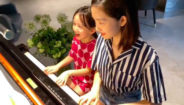 【美天棋牌】黄多多和妹妹四手联弹 姐妹默契抬头对镜甜笑 【美天棋牌】黄多多和妹妹四手联弹 姐妹默契抬头对镜甜笑