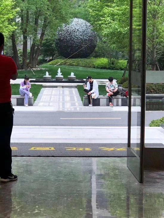 【美天棋牌】曝王思聪带女生看房 这是好事将近? 【美天棋牌】曝王思聪带女生看房 这是好事将近?