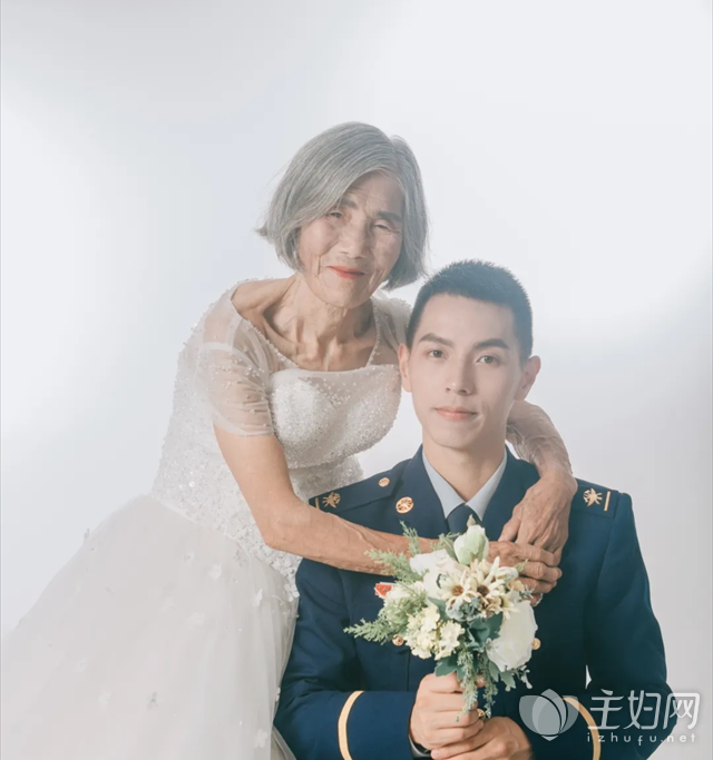 24岁的消防员和85岁的外婆，拍了一组相差61岁的婚纱照，被网友成为最美婚纱照
