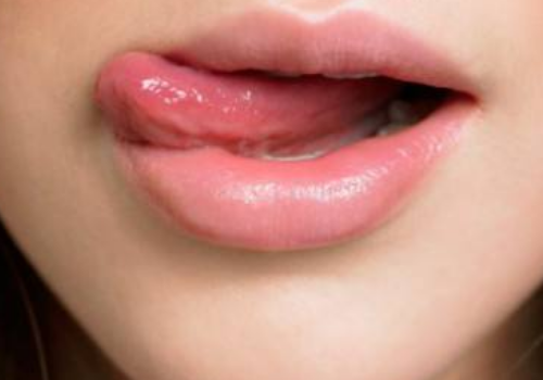 女人舔嘴唇是什么意思 女生回复撇嘴表情代表