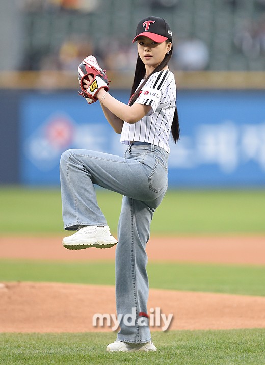 【美天棋牌】韩国女艺人金诗雅担任职业棒球比赛开球嘉宾