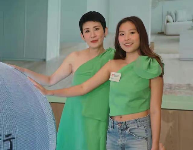 【美天棋牌】吴君如女儿正式出道，与妈妈一同拍摄广告，长相身材惨遭网友嘲讽