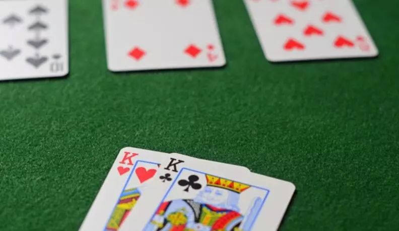 【EV扑克】教学：当对手买暗三条时，怎样才能尽量减小波动【EV扑克官网】