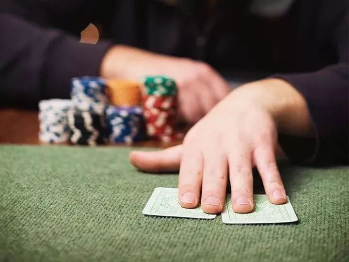【EV扑克】牌局分析：当你剩余筹码不多时，这手牌还能玩吗？【EV扑克官网】