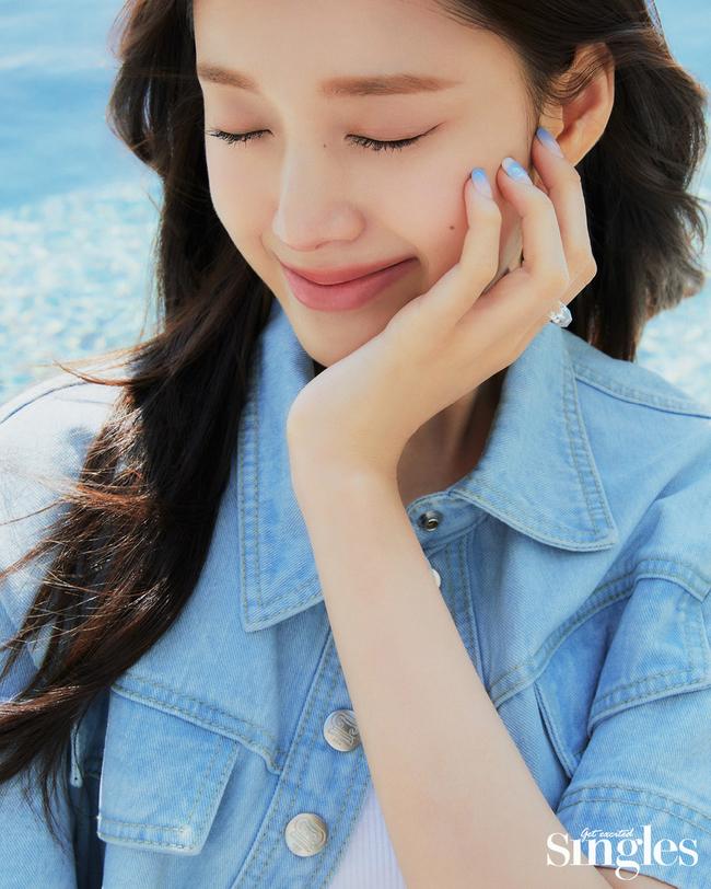 【美天棋牌】韩国女团STAYC拍杂志写真展清凉魅力