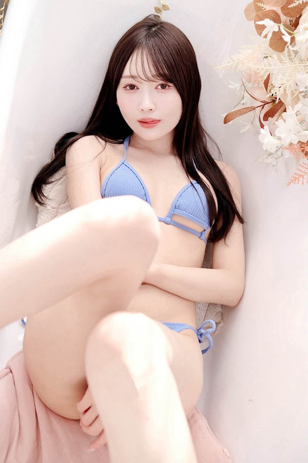 【美天棋牌】古乃穗乃(PFES-129) 让美乳女前辈「每天用美腿丝袜帮我服务」，「超养眼黑丝视角」有够勾人！