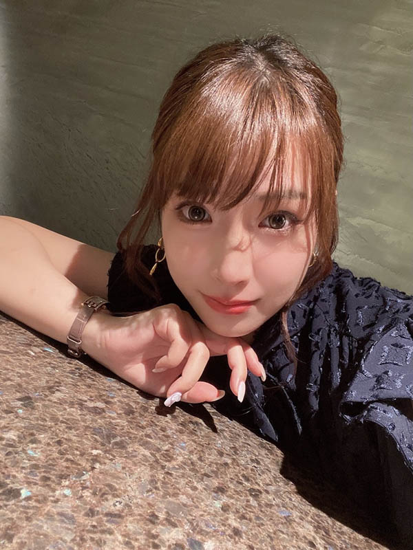 【美天棋牌】橘内日向(HZGD-296) 被总务部的巨乳人妻当成玩具，加班时变成帮她处理性欲…